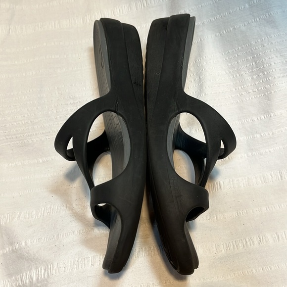 Crocs Strappy Wedge SANDALS Women’s 9 Black Slip-on Beach Shoes Patricia II - Picture 12 of 16